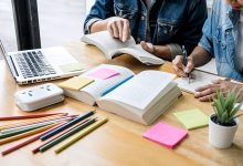 أن من الأنشطة الاصفية والتي تساهم في توعية الطلاب من أضرار المخدرات الإذاعة المدرسية .