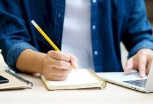 كيف يرى الشاعر بداية المدخن؟ وماذا توقع نهايته؟