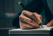 ينعدم الشغل الفيزيائي إذا كانت الزاوية بين اتجاه الحركة واتجاه القوة